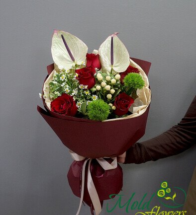 Buchet cu trandafiri roșii, romanițe și anthurium foto 394x433