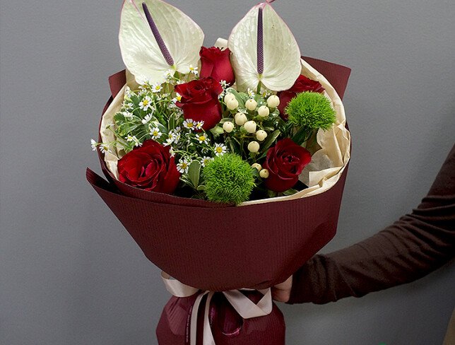 Buchet cu trandafiri roșii, romanițe și anthurium foto