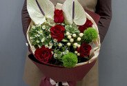 Buchet cu trandafiri roșii, romanițe și anthurium — foto 2