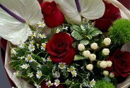 Buchet cu trandafiri roșii, romanițe și anthurium — foto 3