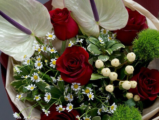 Buchet cu trandafiri roșii, romanițe și anthurium foto