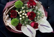 Buchet cu trandafiri roșii, romanițe și anthurium — foto 4