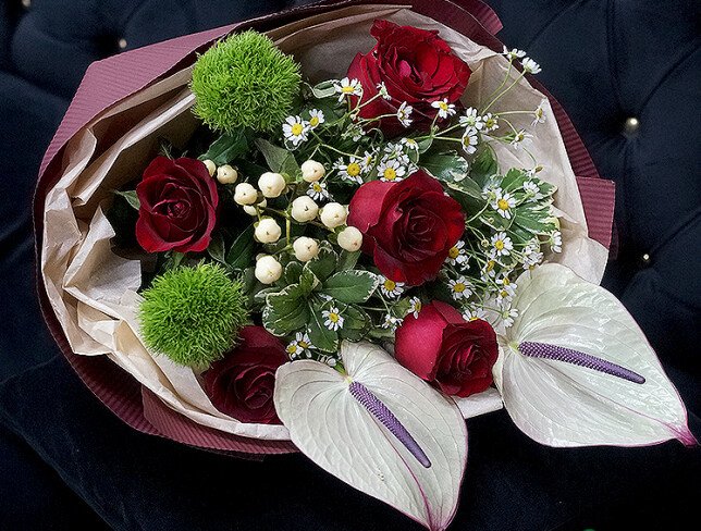 Buchet cu trandafiri roșii, romanițe și anthurium foto
