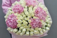 Buchet din 101 trandafiri albi de 50 cm și 5 hortensii roz — foto 1