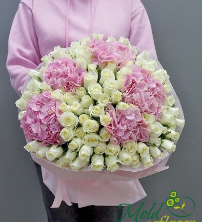Buchet din 101 trandafiri albi de 50 cm și 5 hortensii roz foto 394x433