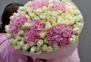 Buchet din 101 trandafiri albi de 50 cm și 5 hortensii roz — foto 2