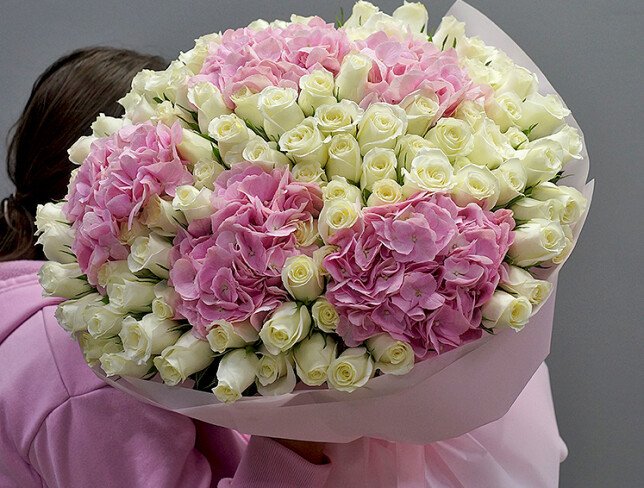 Buchet din 101 trandafiri albi de 50 cm și 5 hortensii roz foto