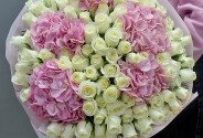 Buchet din 101 trandafiri albi de 50 cm și 5 hortensii roz — foto 4