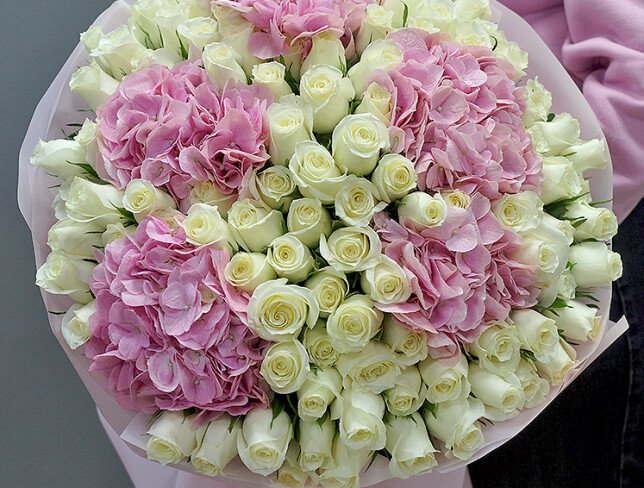 Buchet din 101 trandafiri albi de 50 cm și 5 hortensii roz foto