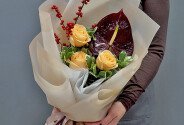 Buchet cu trandafiri crem si anthurium bordo — foto 2