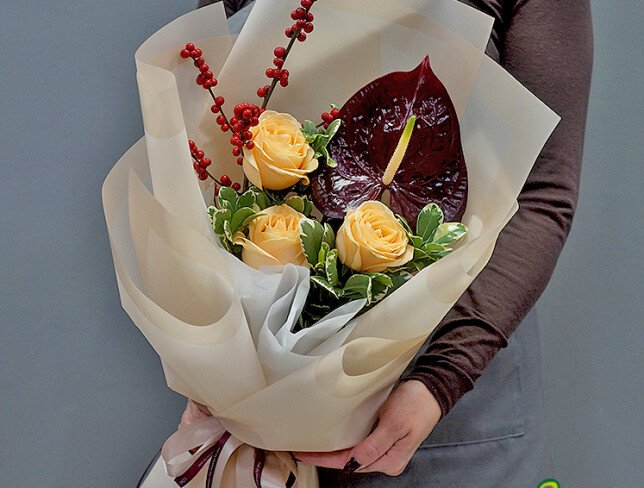 Buchet cu trandafiri crem si anthurium bordo — foto 2