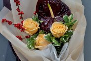 Buchet cu trandafiri crem si anthurium bordo — foto 3