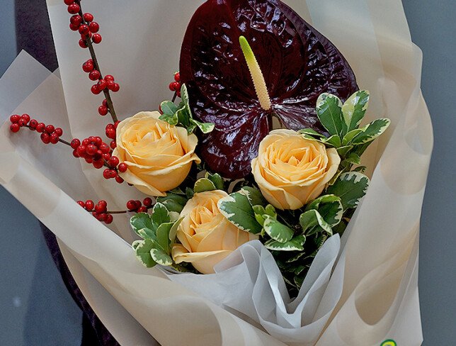Buchet cu trandafiri crem si anthurium bordo — foto 3