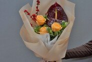 Buchet cu trandafiri crem si anthurium bordo — foto 1