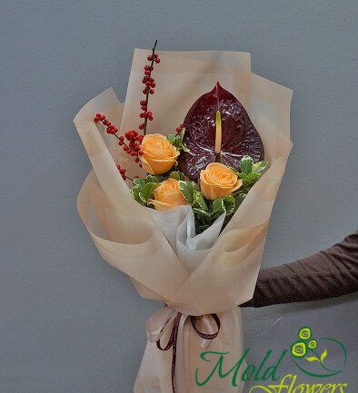 Buchet cu trandafiri crem si anthurium bordo