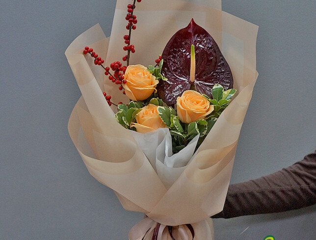 Buchet cu trandafiri crem si anthurium bordo