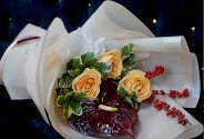 Buchet cu trandafiri crem si anthurium bordo — foto 4