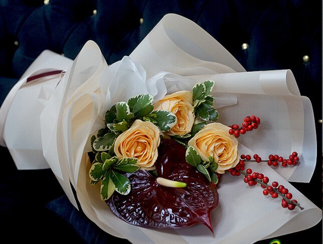 Buchet cu trandafiri crem si anthurium bordo — foto 4