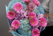 Bouquet of blue hydrangeas, pink gerberas, and chrysanthemums — photo 4
