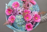 Bouquet of blue hydrangeas, pink gerberas, and chrysanthemums — photo 1