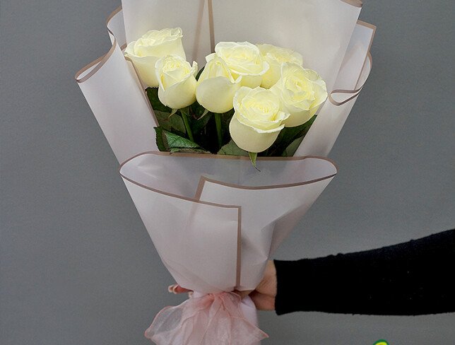 Buchet din 7 trandafiri albi 60-70 foto