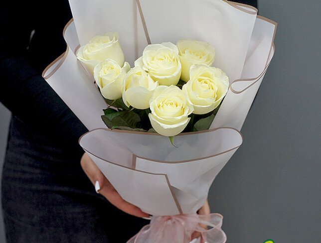 Buchet din 7 trandafiri albi 60-70 foto