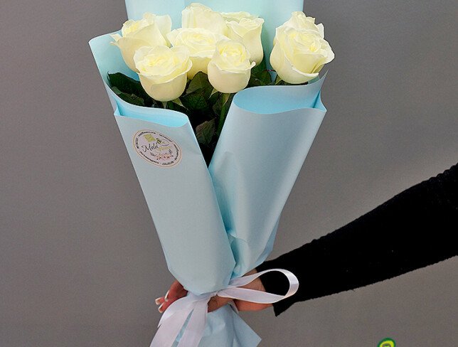 Buchet din 9 trandafiri albi 60-70 foto