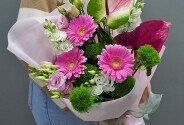 Buchet din gerbere roz, eustoma și anthurium — foto 1