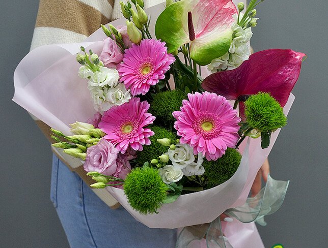 Buchet din gerbere roz, eustoma și anthurium foto