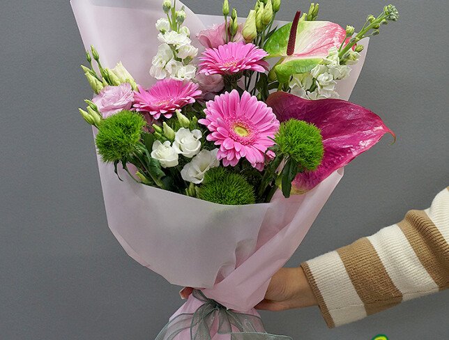 Buchet din gerbere roz, eustoma și anthurium foto