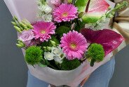 Buchet din gerbere roz, eustoma și anthurium — foto 4