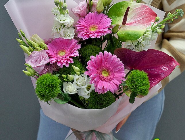 Buchet din gerbere roz, eustoma și anthurium foto