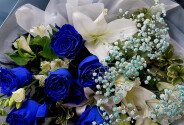 Букет из белых лилий, фрезий, гипсофилы и синих роз — фото 3