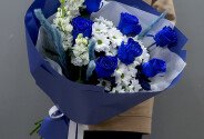 Букет из синих роз и белых хризантем — фото 1