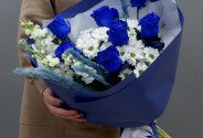 Букет из синих роз и белых хризантем — фото 2