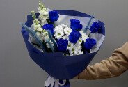 Букет из синих роз и белых хризантем — фото 4