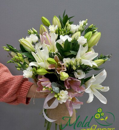 Bouquet of lilies and freesias “Morning Light” photo 394x433