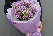 Buchet din crizantema santini roz si waxflower — foto 5