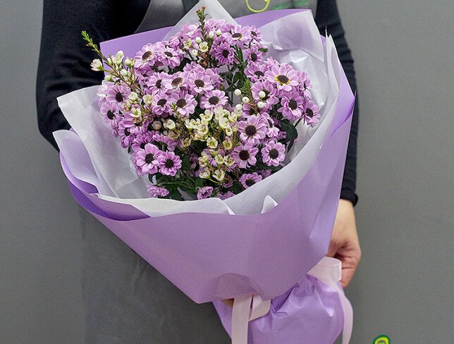 Buchet din crizantema santini roz si waxflower foto