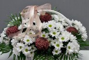 Basket of daisy chrysanthemums and pompon chrysanthemums — photo 2