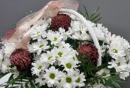 Basket of daisy chrysanthemums and pompon chrysanthemums — photo 4