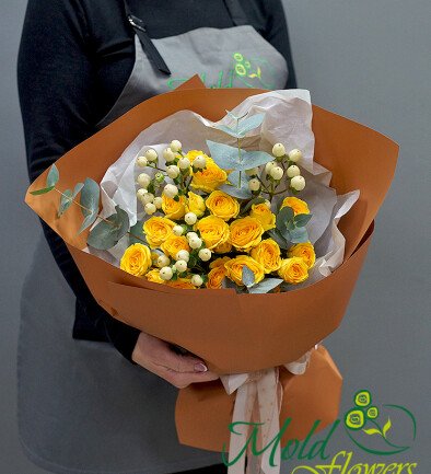 Buchet din trandafiri de tufa galbeni „Accent cald” foto 394x433