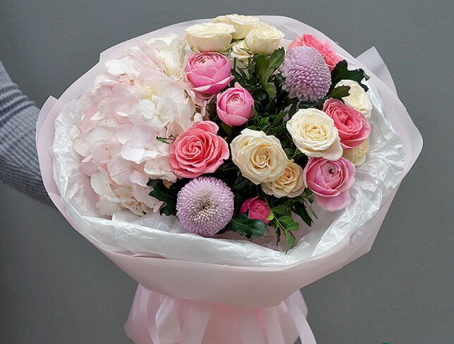 Buchet cu hortensie roz si trandafiri de tufa „Marturisire delicata” foto