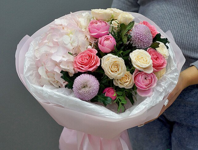 Buchet cu hortensie roz si trandafiri de tufa „Marturisire delicata” foto