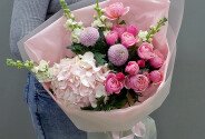 Buchet cu hortensie roz, trandafiri de tip bujor si matthiola — foto 1