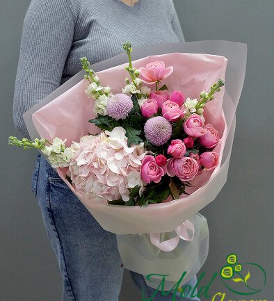 Buchet cu hortensie roz, trandafiri de tip bujor si matthiola foto 394x433