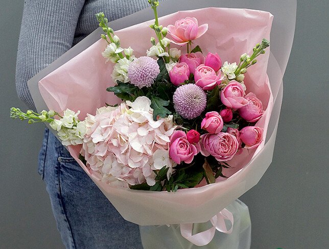 Buchet cu hortensie roz, trandafiri de tip bujor si matthiola foto