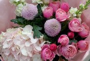Buchet cu hortensie roz, trandafiri de tip bujor si matthiola — foto 2