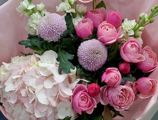 Buchet cu hortensie roz, trandafiri de tip bujor si matthiola foto