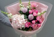 Buchet cu hortensie roz, trandafiri de tip bujor si matthiola — foto 3